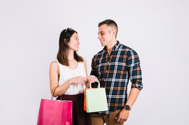 Concetto di shopping con coppia guardando l&#39;un l&#39;altro