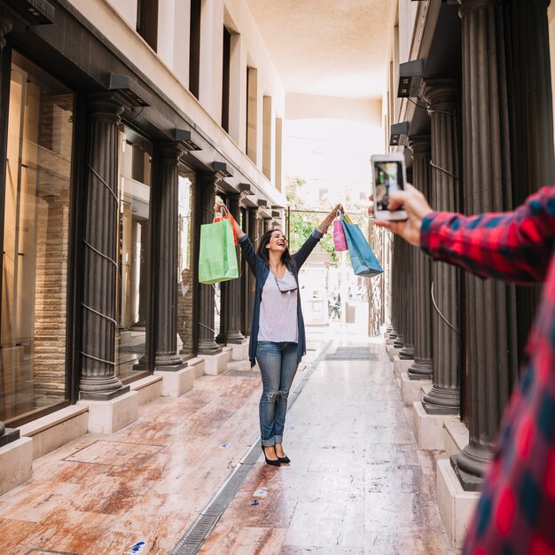 Concetto di shopping con la donna in posa per la foto