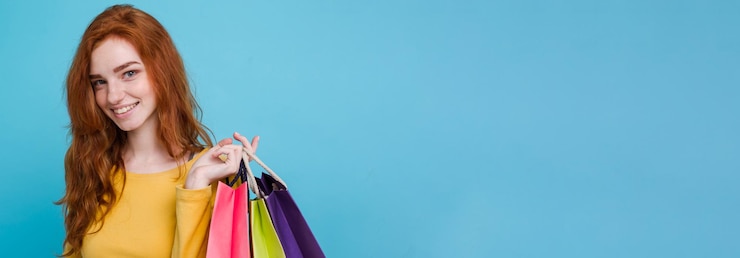 Foto gratuito concetto di shopping vicino ritratto giovane bella ragazza attraente redhair sorridente guardando la fotocamera