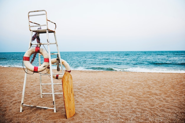 Concetto di sicurezza della linea costiera di sicurezza del bagnino della spiaggia