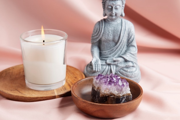 Concetto di simboli Reiki con candela e cristallo