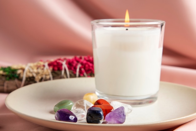 Concetto di simboli Reiki con candela e pietre