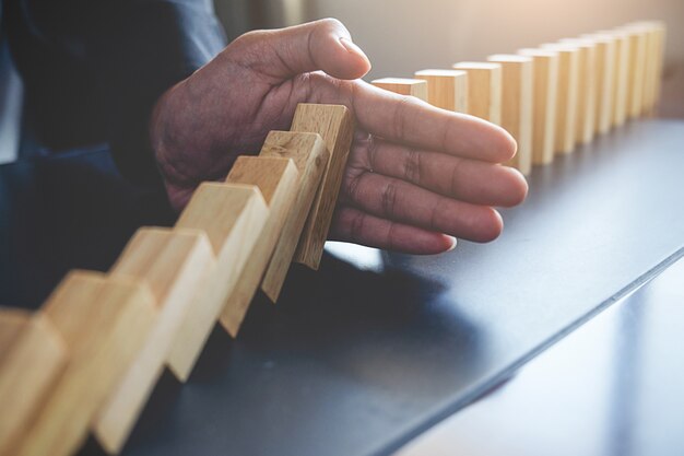 Concetto di soluzione e effetto domino. Sparato in modo ridotto e concentrato. Messa a fuoco selettiva.