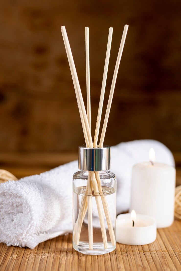 Foto gratuito concetto di spa con bastoncini profumati e asciugamano
