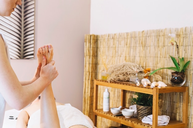 Concetto di spa e massaggi con i piedi