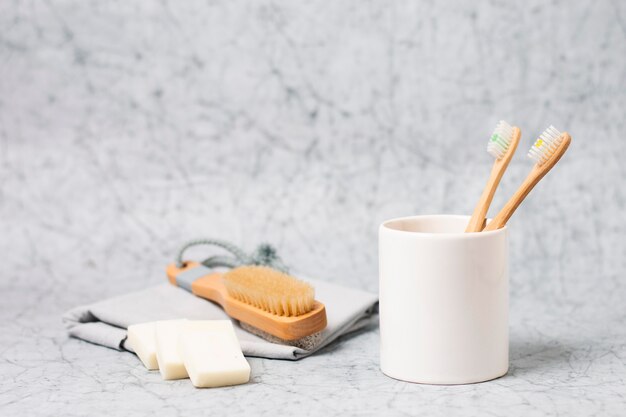 Concetto di spa minimalista con spazzola per capelli naturali