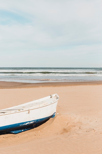 Concetto di spiaggia con barca