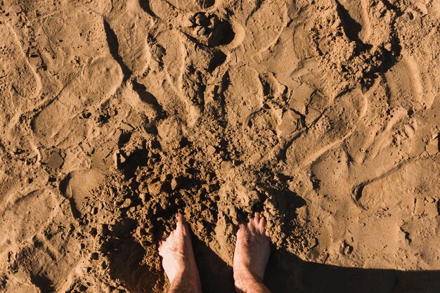 Concetto di spiaggia con i piedi nella sabbia