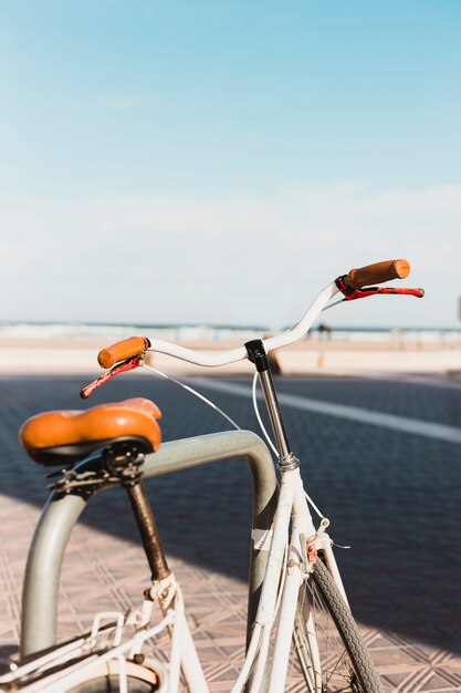Concetto di spiaggia con la bicicletta