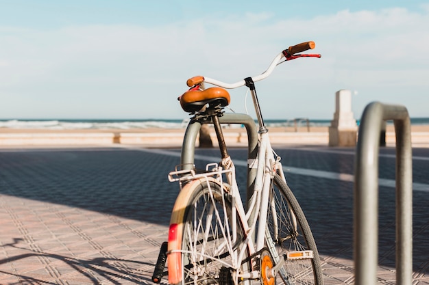 Concetto di spiaggia con la bicicletta