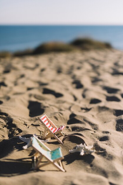 Concetto di spiaggia con sedie a sdraio