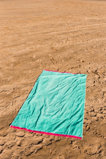 Concetto di spiaggia con un asciugamano verde