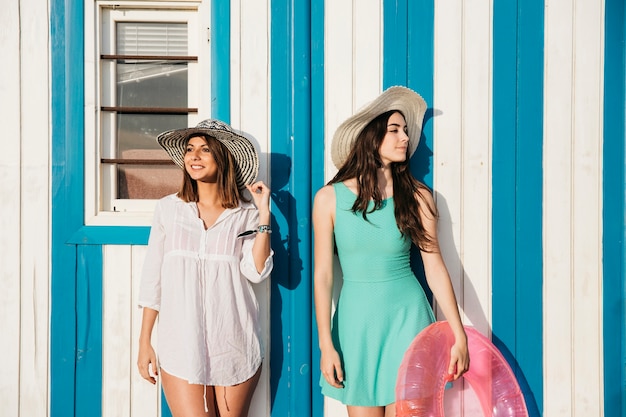 Concetto di spiaggia ed estate con le donne