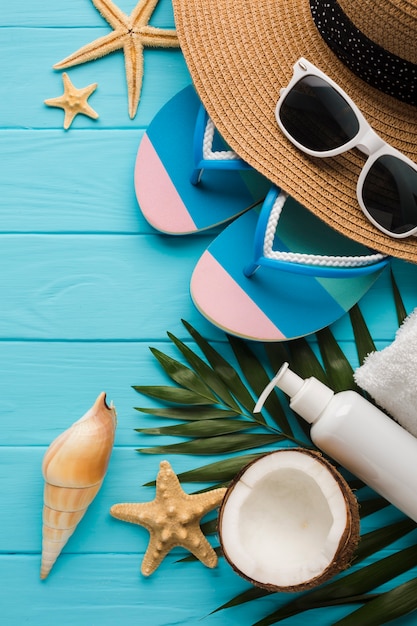 Concetto di spiaggia piatta laici con conchiglie