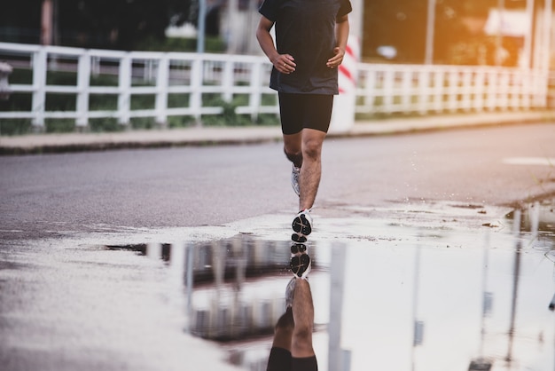 Concetto di sport, primo piano l'uomo con il corridore per strada