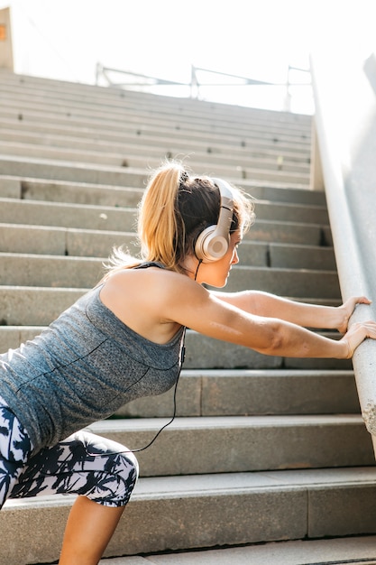 Concetto di sport urbani con la giovane donna