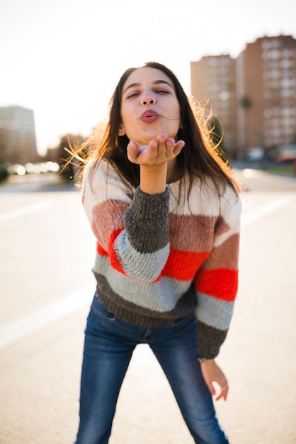 Concetto di stile di vita della ragazza dell&#39;adolescente nell&#39;ambiente urbano