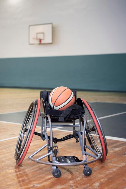 Concetto di stile di vita della sedia a rotelle con il basket