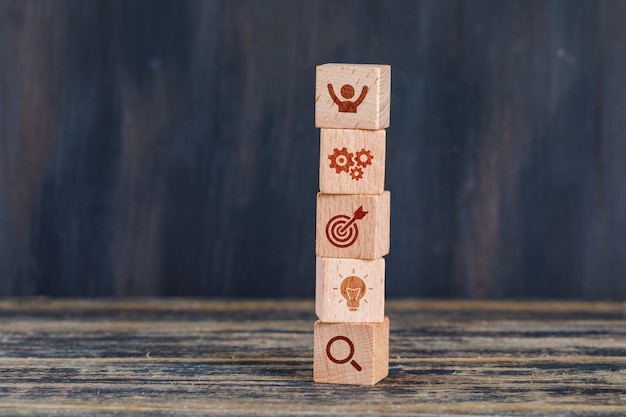 Concetto di strategia aziendale con i cubi di legno sulla vista laterale del fondo di lerciume e di legno.