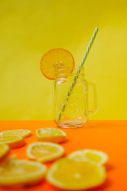 Concetto di succo di arancia con le fette