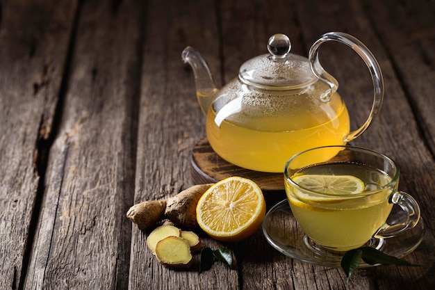 Concetto di tè al limone delizioso e sano