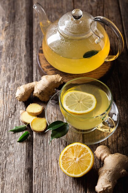 Concetto di tè al limone delizioso e sano