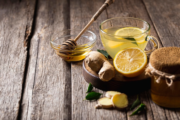 Concetto di tè al limone delizioso e sano