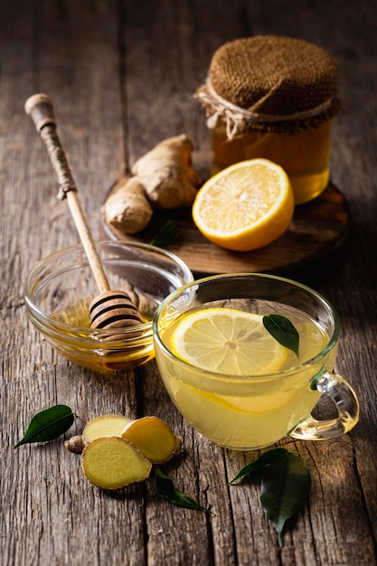 Concetto di tè al limone delizioso e sano