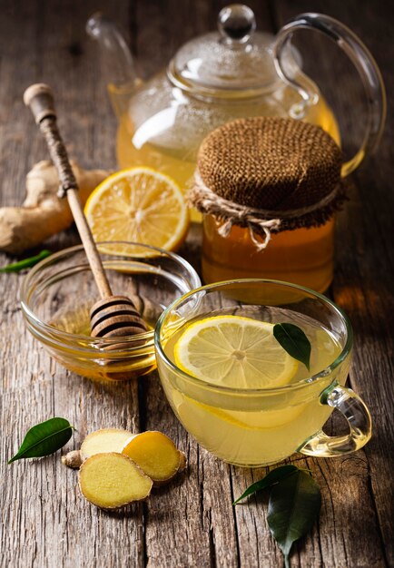 Concetto di tè al limone delizioso e sano