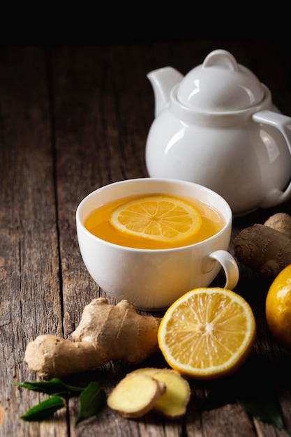 Concetto di tè al limone delizioso e sano