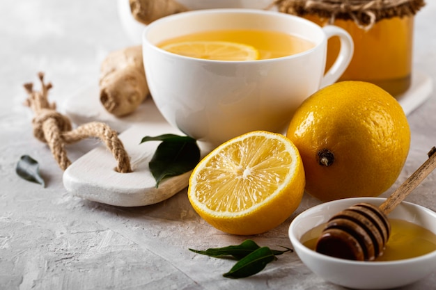 Concetto di tè al limone delizioso e sano