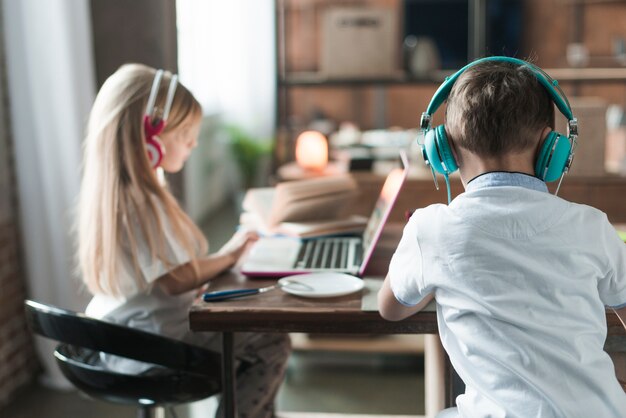 Concetto di tecnologia con i bambini al tavolo