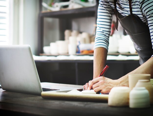 Concetto di tecnologia del collegamento del computer portatile di lettura rapida dell&#39;abbonato