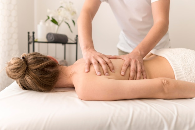 Concetto di terapia di massaggio alla schiena