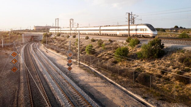 Concetto di trasporto di vista aerea con la ferrovia