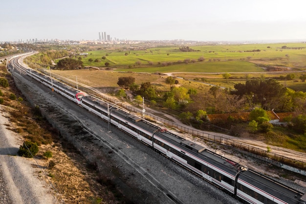 Concetto di trasporto di vista aerea con le ferrovie