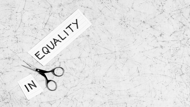 Concetto di uguaglianza e disuguaglianza su marmo con spazio di copia