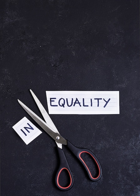 Concetto di uguaglianza e disuguaglianza su sfondo nero