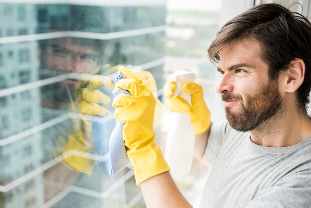 Concetto di uomo che pulisce la sua casa