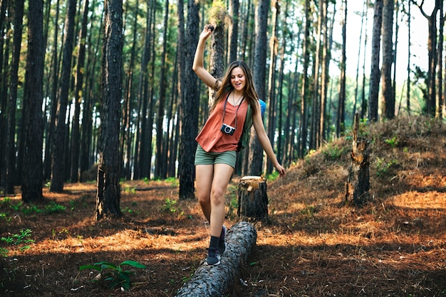 Concetto di vacanza di svago di divertimento della donna di campeggio