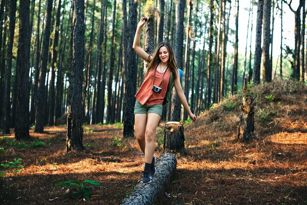 Concetto di vacanza di svago di divertimento della donna di campeggio