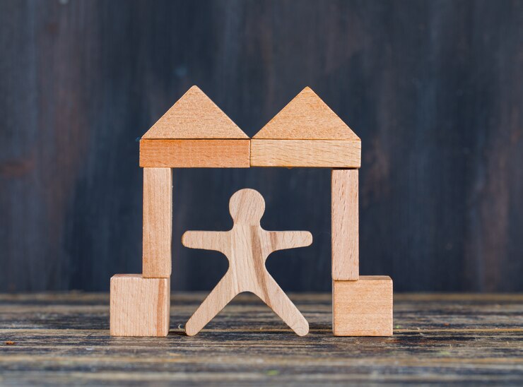 Foto gratuito concetto di vendita con la figura di legno, blocchi nella forma del portone sulla vista laterale del fondo di lerciume e di legno.