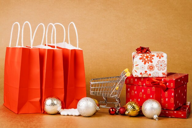 Concetto di vendite di Natale con borse e scatole regalo