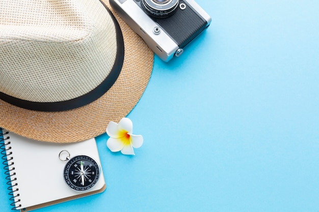 Concetto di viaggio con cappello e macchina fotografica