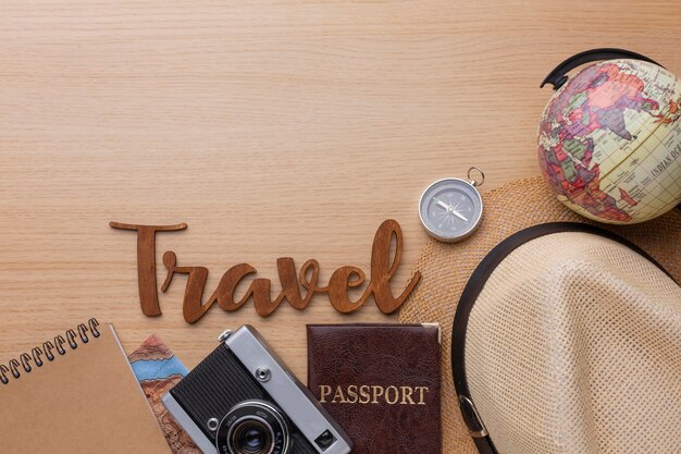 Concetto di viaggio con disposizione degli elementi