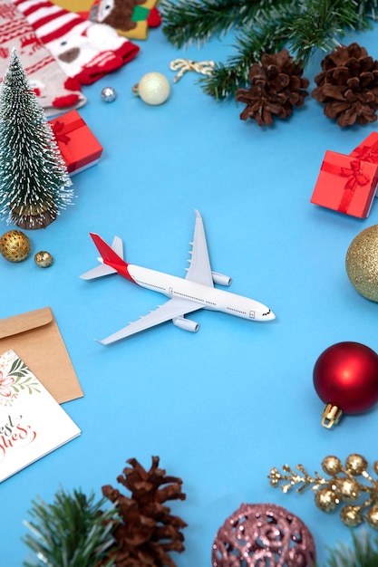 Concetto di viaggio di Natale con l'aeroplano