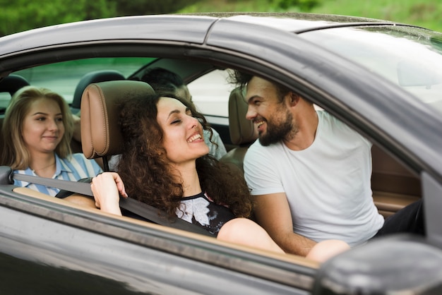 Concetto di viaggio su strada con un gruppo di amici