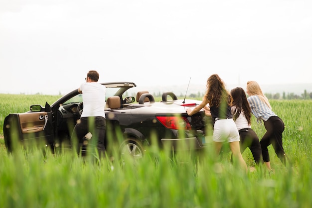 Concetto di viaggio su strada con un gruppo di amici