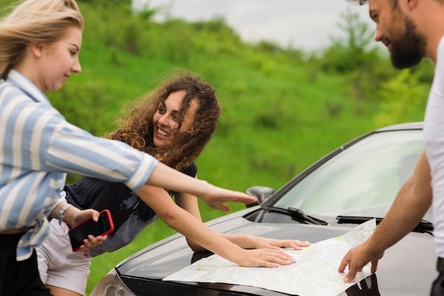 Concetto di viaggio su strada con un gruppo di amici