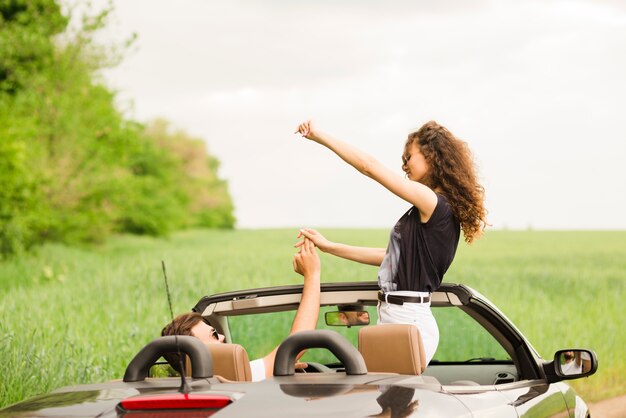 Concetto di viaggio su strada con un gruppo di amici